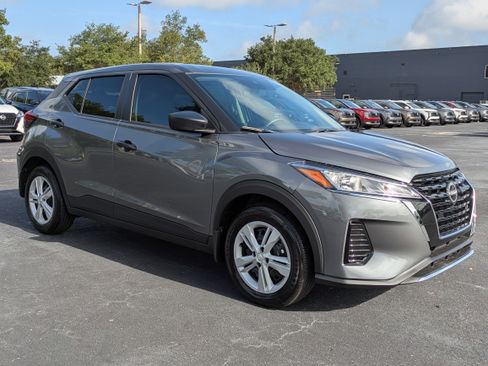 New 2025 Nissan Kicks Play S image 2