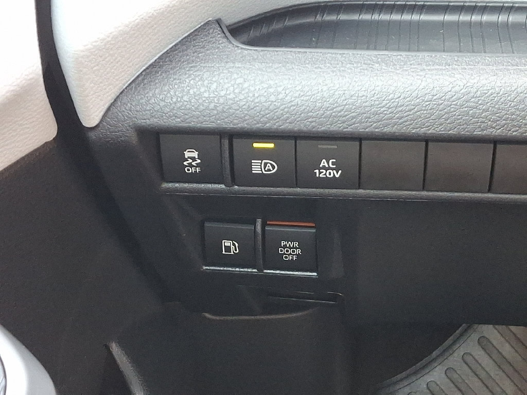 Used 2026 Toyota Sienna XLE FWD image 28