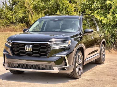 Used 2025 Honda Pilot Touring image 2