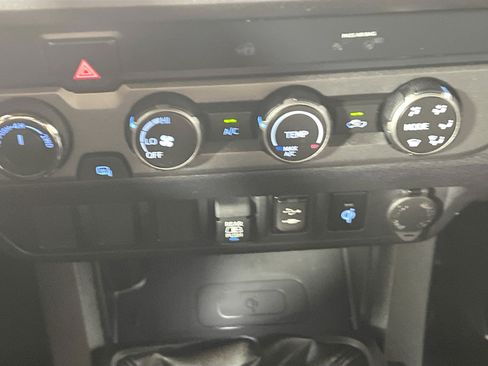 Used 2019 Toyota Tacoma TRD Sport AWD/4WD image 25