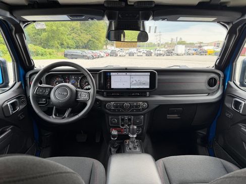 Used 2025 Jeep Wrangler Unlimited Rubicon w/ Convenience Group AWD/4WD image 16