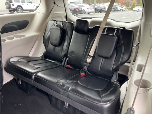 Used 2024 Chrysler Pacifica Touring-L image 21