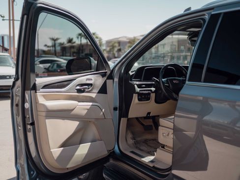 Used 2021 Cadillac Escalade Premium Luxury w/ Performance Package AWD/4WD image 5