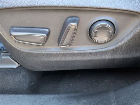 Used 2020 Toyota Highlander XLE image 18