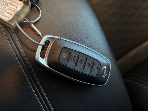 Used 2025 Nissan Pathfinder SV image 32