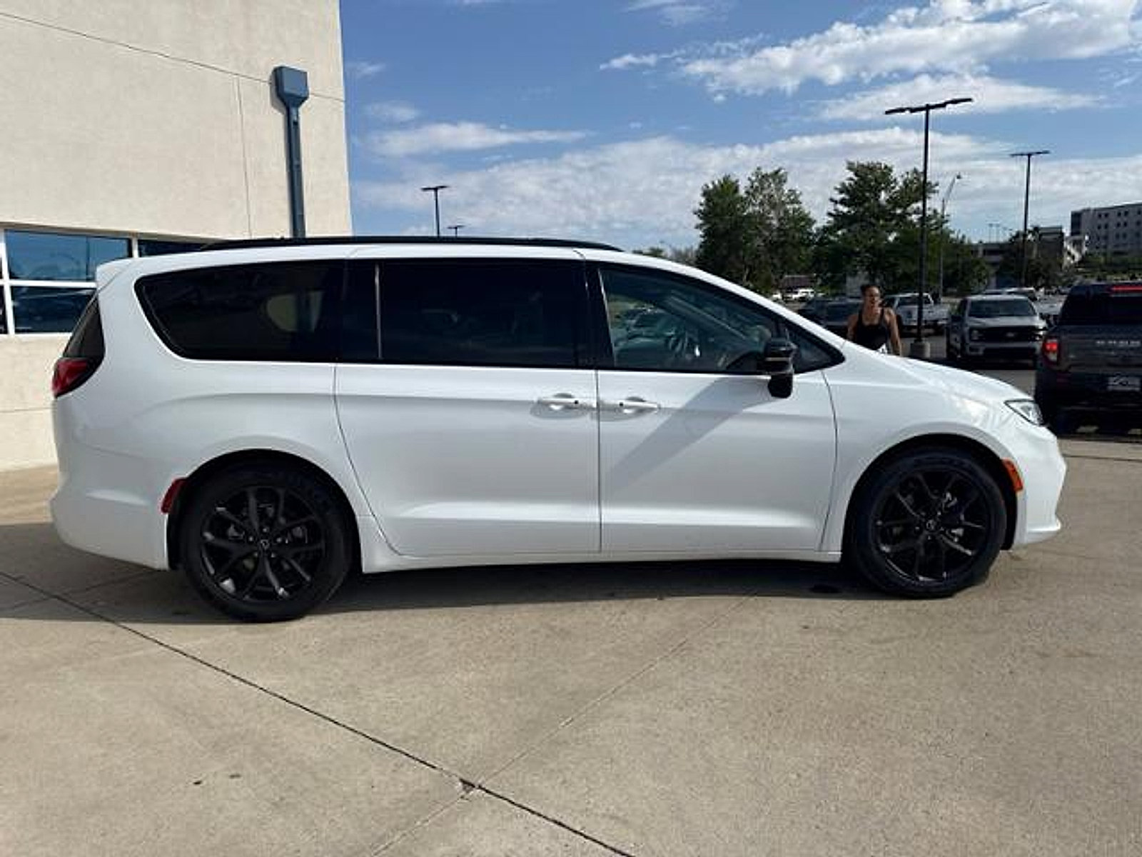 Used 2025 Chrysler Pacifica Limited FWD image 4