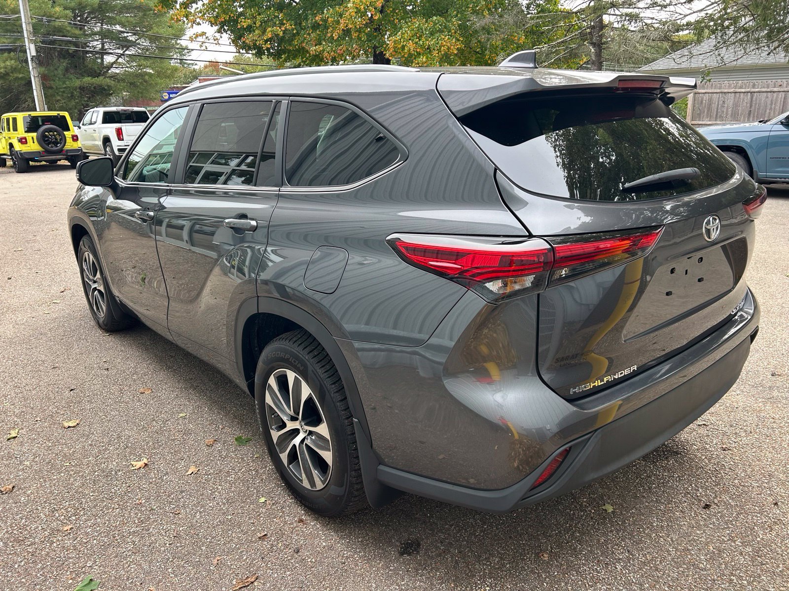 Used 2023 Toyota Highlander XLE AWD/4WD image 9