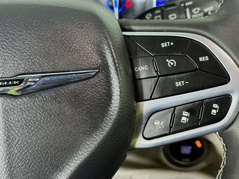 Used 2024 Chrysler Pacifica Touring-L FWD image 14