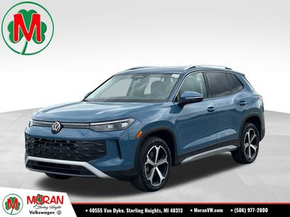Used 2025 Volkswagen Tiguan SE w/ Panoramic Sunroof Package