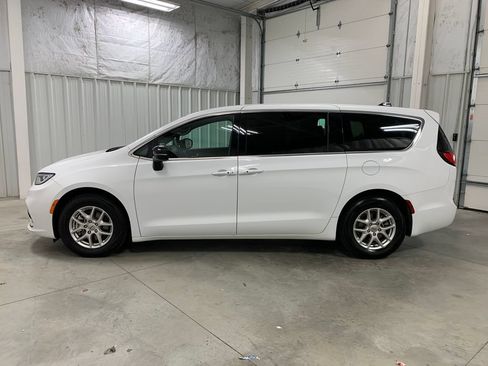 Used 2025 Chrysler Pacifica Select FWD image 3