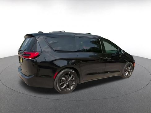 Used 2025 Chrysler Pacifica Limited FWD image 14