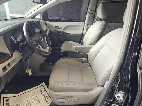 Used 2017 Toyota Sienna XLE image 4
