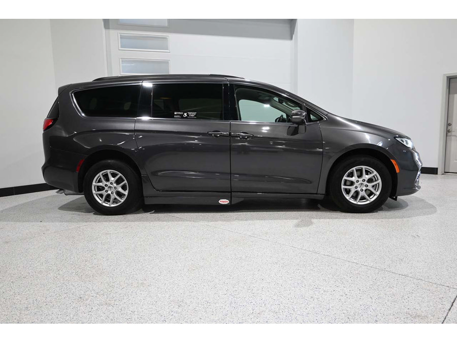 Used 2022 Chrysler Pacifica Touring-L FWD image 5