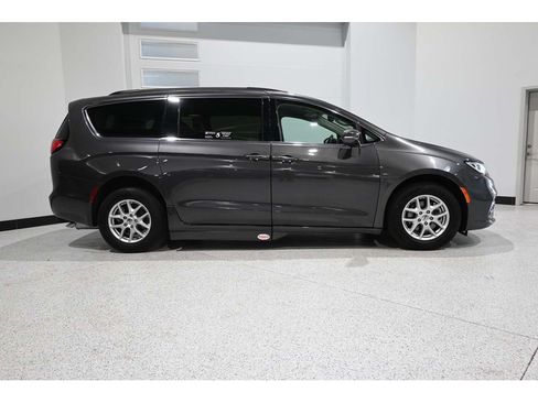 Used 2022 Chrysler Pacifica Touring-L FWD image 5