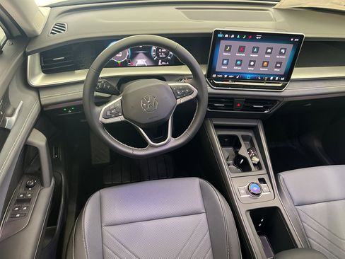 New 2025 Volkswagen Tiguan SE image 10