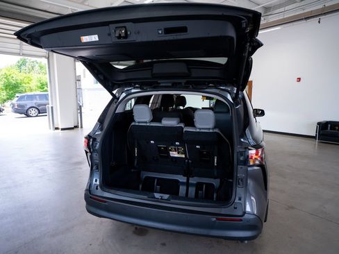 Used 2025 Toyota Sienna XLE FWD image 49