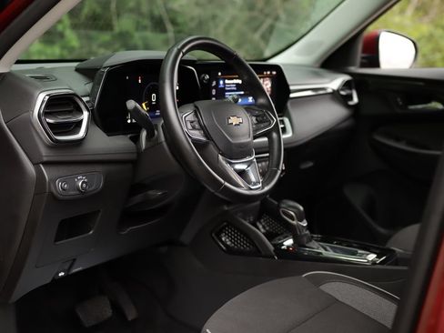 Used 2024 Chevrolet TrailBlazer LT w/ LT Cold Weather Package FWD image 9