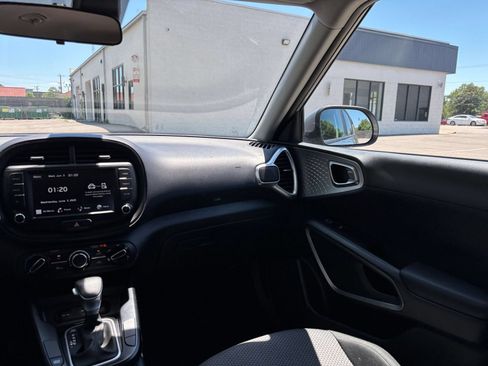 Used 2025 Kia Soul LX w/ LX Technology Package FWD image 34
