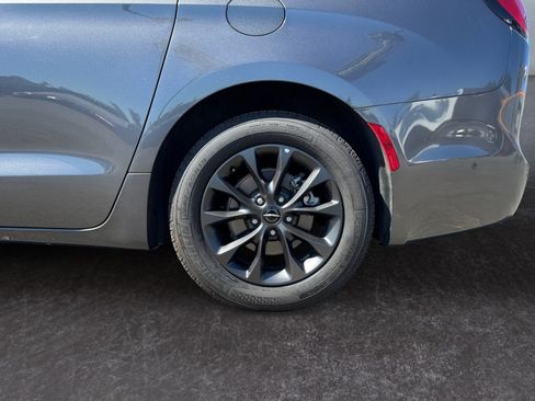 Used 2021 Chrysler Pacifica Touring-L w/ Premium & Safety Sphere Group FWD image 14