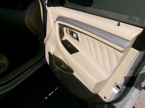 Used 2015 Ford Taurus SE image 18