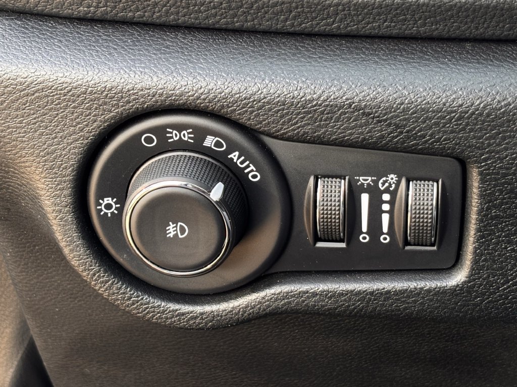 Used 2025 Chrysler Pacifica Limited FWD image 21