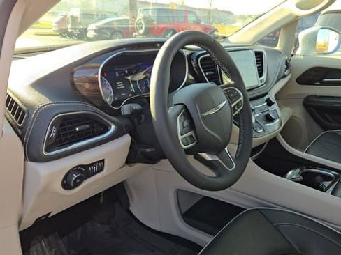 Certified 2022 Chrysler Pacifica Limited image 11