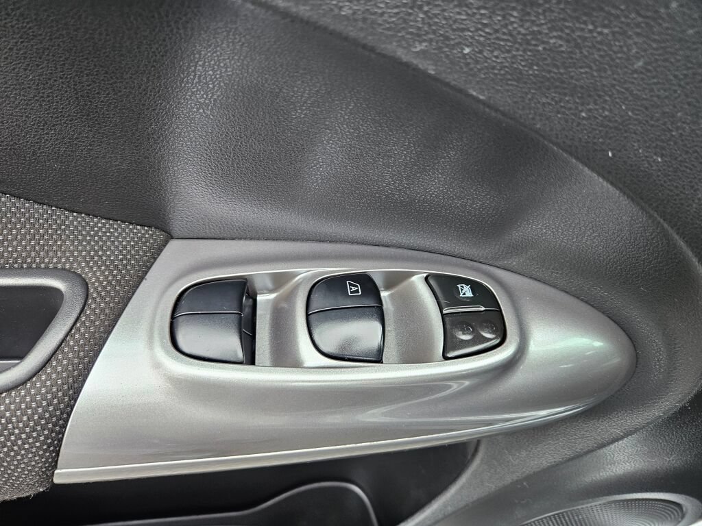 Used 2011 Nissan Juke S FWD image 18