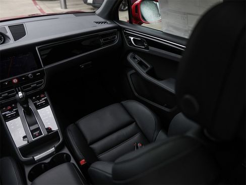 Used 2025 Porsche Macan image 35