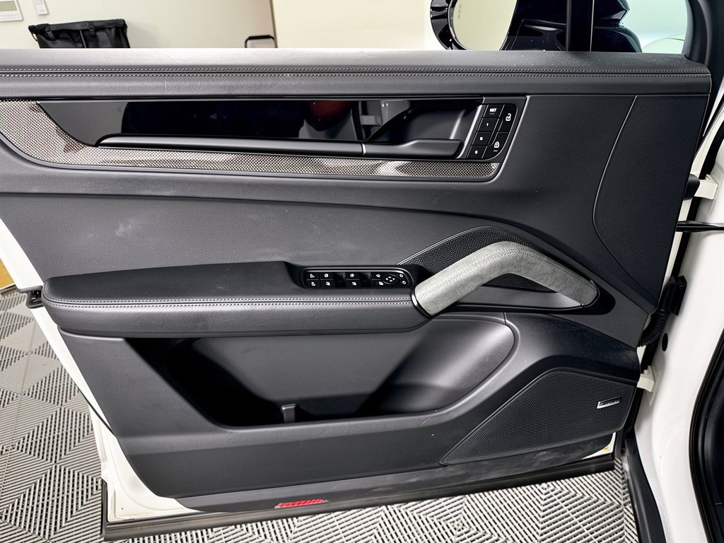 Certified 2025 Porsche Cayenne GTS AWD/4WD image 14