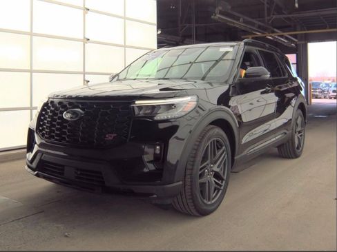 Used 2025 Ford Explorer ST image 2