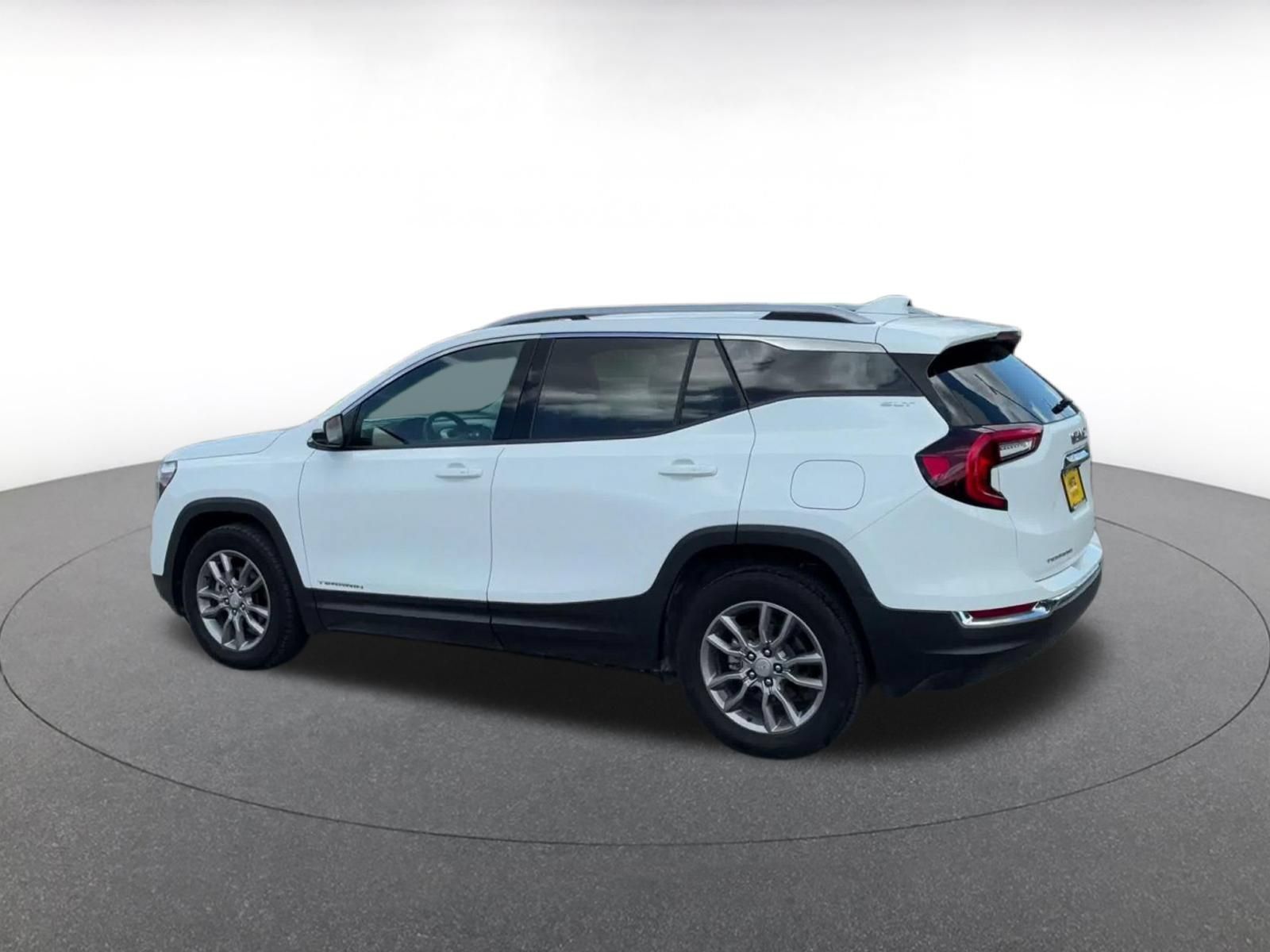 Used 2024 GMC Terrain SLT AWD/4WD image 9