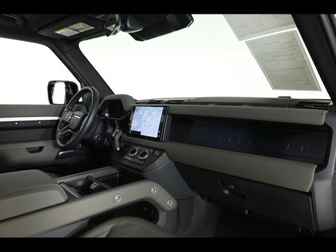 Used 2025 Land Rover Defender 110 X-Dynamic SE image 15