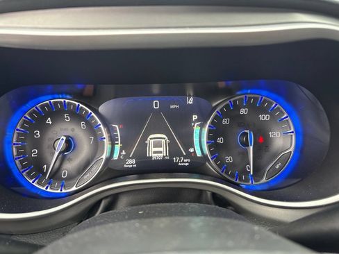 Used 2025 Chrysler Pacifica Select FWD image 27