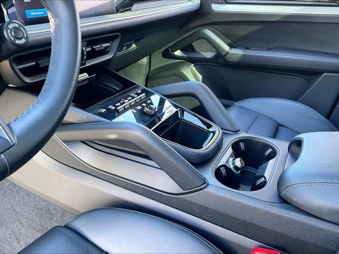 Used 2024 Porsche Cayenne image 18