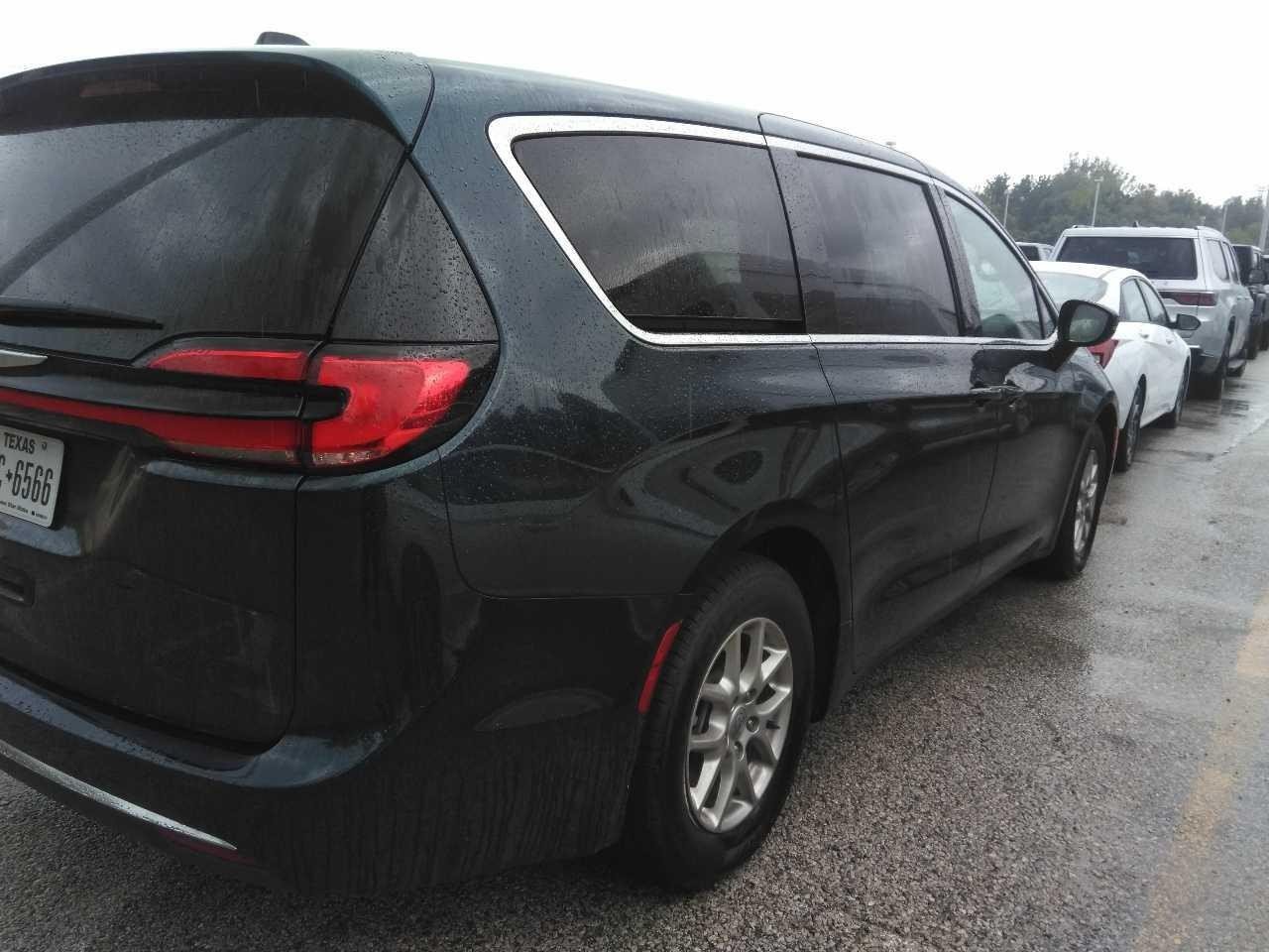 Used 2025 Chrysler Pacifica Select FWD image 3