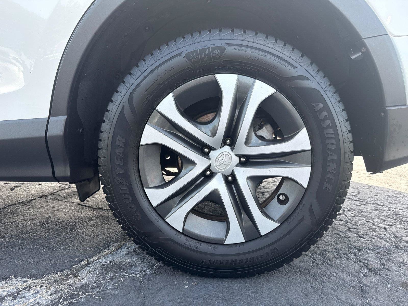 Used 2018 Toyota RAV4 LE w/ Carpet Mat Package AWD/4WD image 30