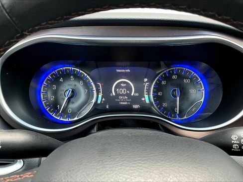 Used 2018 Chrysler Pacifica Touring-L Plus FWD image 13