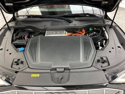 Used 2019 Audi e-tron Prestige w/ Prestige Package image 29