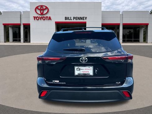 Used 2024 Toyota Highlander XLE FWD image 4