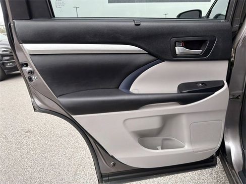 Used 2018 Toyota Highlander XLE image 22