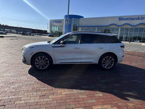 Used 2025 Lincoln Corsair Grand Touring image 3