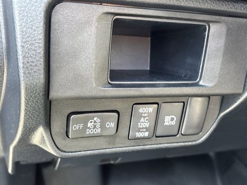 Used 2018 Toyota Tacoma TRD Sport image 21