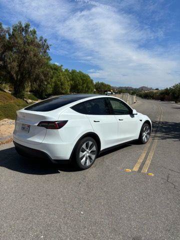 Used 2022 Tesla Model Y Long Range AWD/4WD image 2
