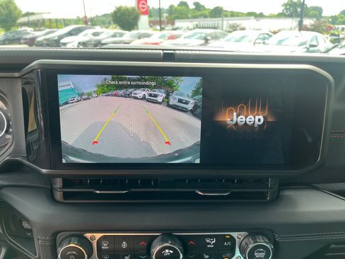Used 2024 Jeep Wrangler Unlimited Rubicon w/ Convenience Group AWD/4WD image 17