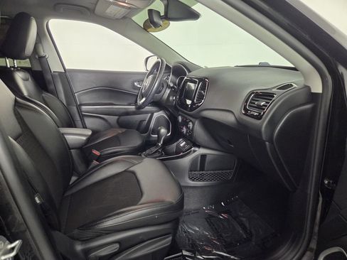Used 2020 Jeep Compass Latitude FWD image 33