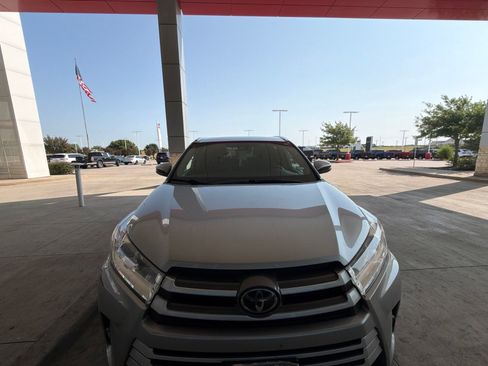 Used 2018 Toyota Highlander XLE w/ Protection Package #3 AWD/4WD image 17
