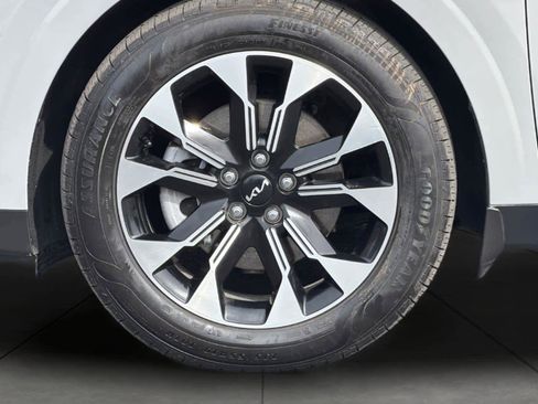 Used 2024 Kia Carnival EX FWD image 11
