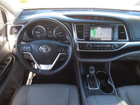 Used 2018 Toyota Highlander AWD V6 image 18