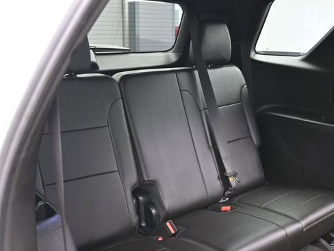 Used 2023 Chevrolet Traverse LT image 38