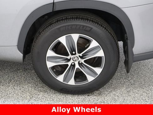 Certified 2025 Toyota Highlander XLE image 10